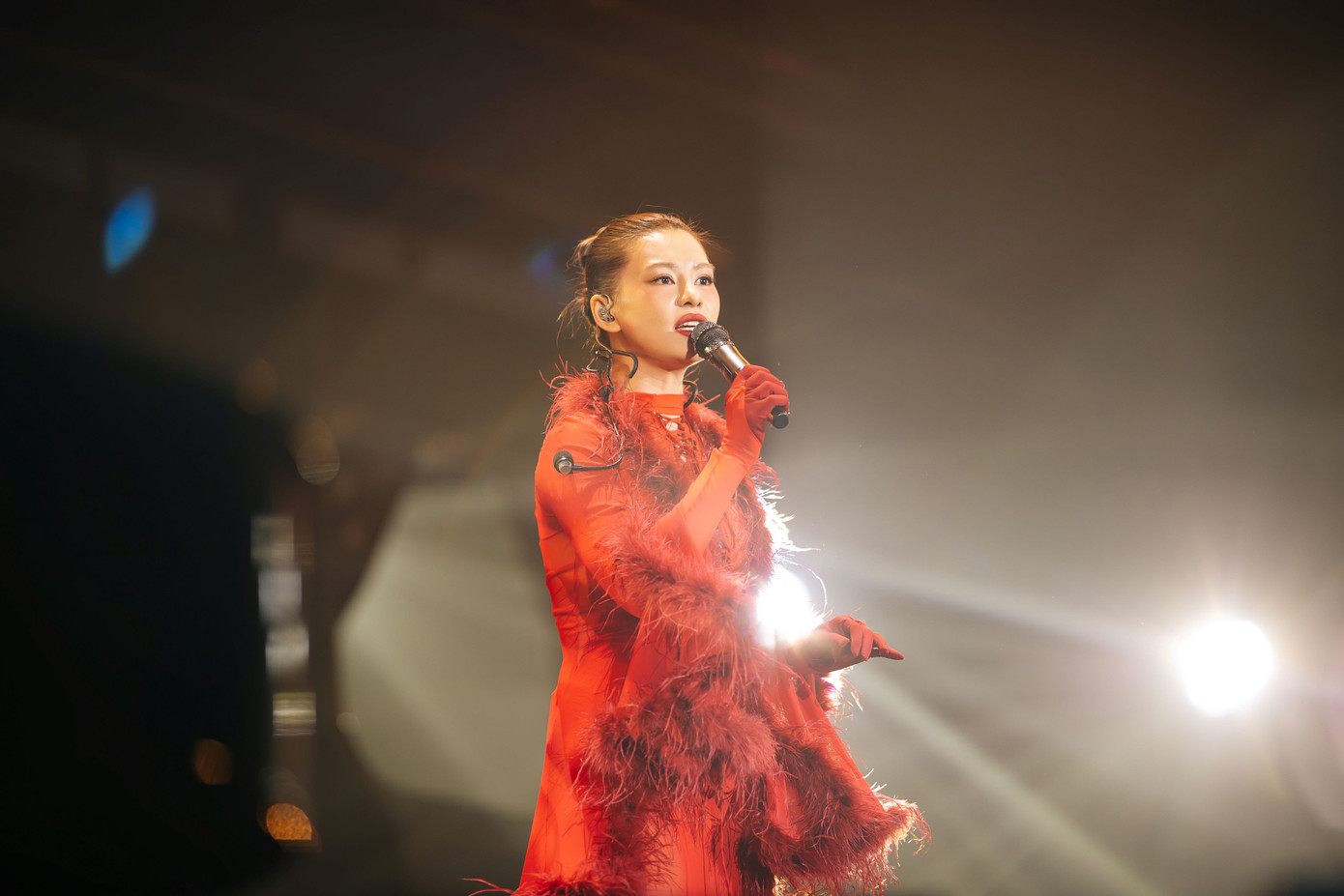 Bùi Lan Hương là khách mời xuất hiện đầu tiên trong live concert ở Hà Nội, cô bất ngờ hòa giọng hát Tri kỷ với Phan Mạnh Quỳnh từ toa tàu chính giữa sân khấu. Không hát Ngày chưa giông bão quen thuộc, Bùi Lan Hương thể hiện Ngày mai em sẽ là ký ức, Anh, thế giới và em, Mê bùa cấm. Sau khi tham gia show Chị đẹp, Bùi Lan Hương cố gắng thay đổi bằng việc cố gắng vừa hát vừa nhảy, nhưng không phải lúc nào cũng đạt được hiệu ứng như mong đợi.