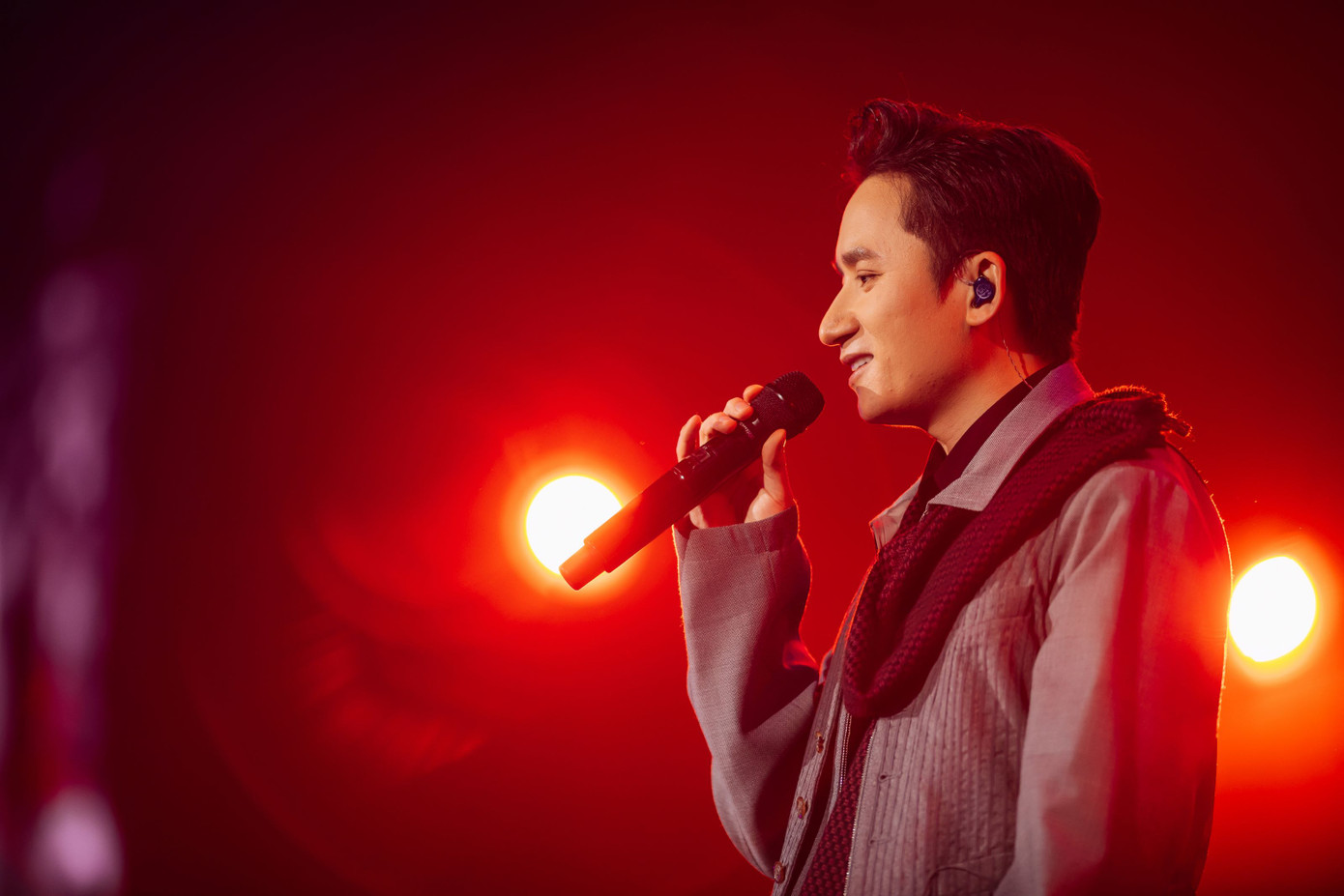 Phan Mạnh Quỳnh đảm trách phần dẫn chuyện theo lối tưng tửng riêng có, khán giả yêu nhạc và cũng yêu luôn câu chuyện hài hước của anh. Trong miền ký ức tươi sáng và rực rỡ nhất, Phan Mạnh Quỳnh dành thời gian để nịnh vợ với ca khúc Gặp gỡ yêu đương và được bên em - nằm trong chùm ca khúc ca ngợi vợ của anh. Anh cảm ơn người bạn đời vì luôn lý trí, là người vợ, người mẹ tuyệt vời nhưng cũng không quên trêu vợ vì sở thích "hóng drama".