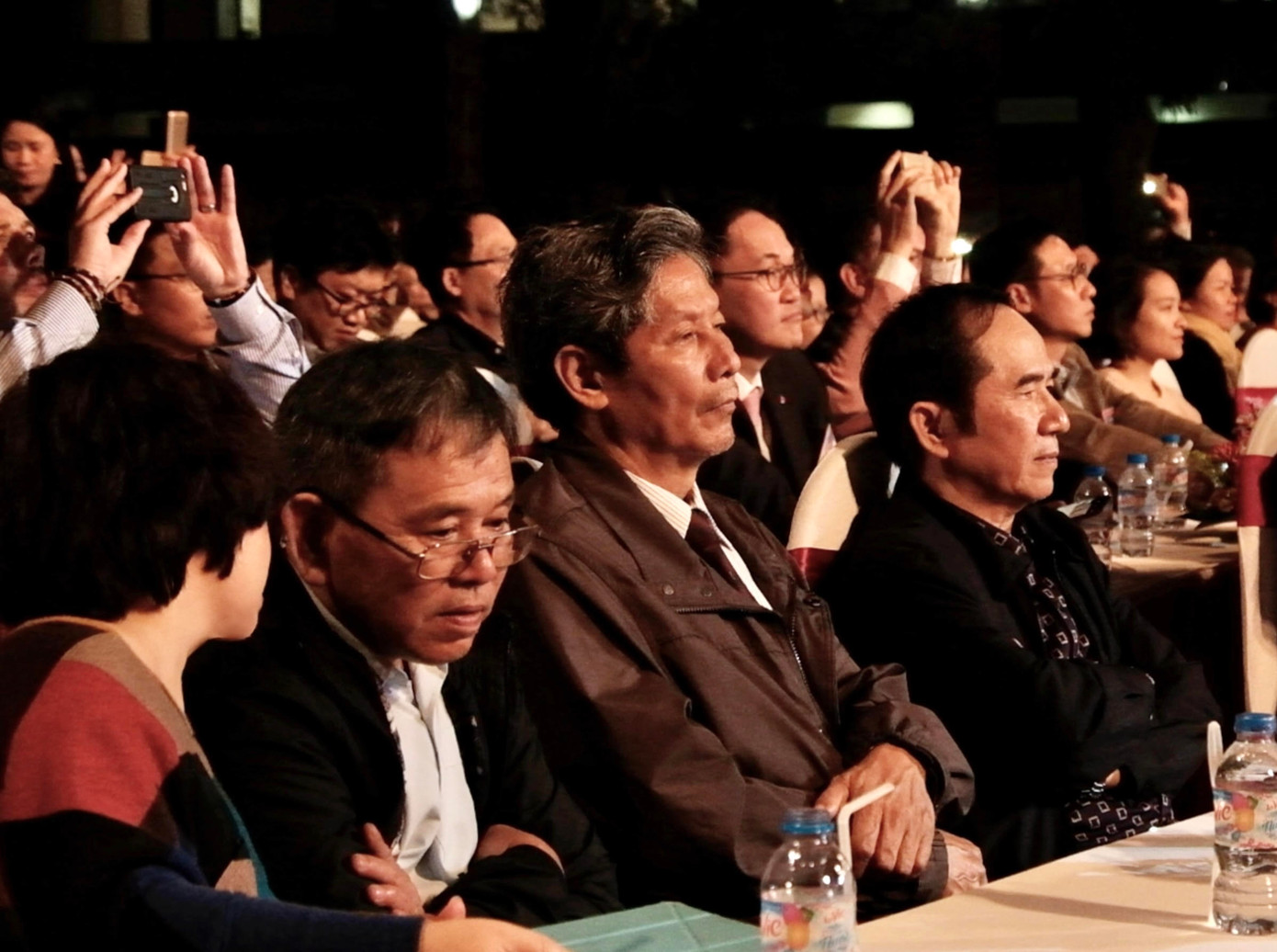 Kỷ niệm tại chương trình Khúc ca hòa bình, Quảng Trị tháng 1/2018. Ba nhân vật (từ phải qua): Nguyễn Huy Tạo, Chu Chí Thành, Bùi Trọng Nghĩa chuẩn bị lên sân khấu giao lưu nhân 45 năm Hiệp định Paris. Tôi DPV ngồi cạnh ông Nghĩa. Ảnh: Triệu Đô. Kỷ niệm tại chương trình Khúc ca hòa bình, Quảng Trị tháng 1/2018. Ba nhân vật (từ phải qua): Nguyễn Huy Tạo, Chu Chí Thành, Bùi Trọng Nghĩa chuẩn bị lên sân khấu giao lưu nhân 45 năm Hiệp định Paris. Tôi DPV ngồi cạnh ông Nghĩa. Ảnh: Triệu Đô.