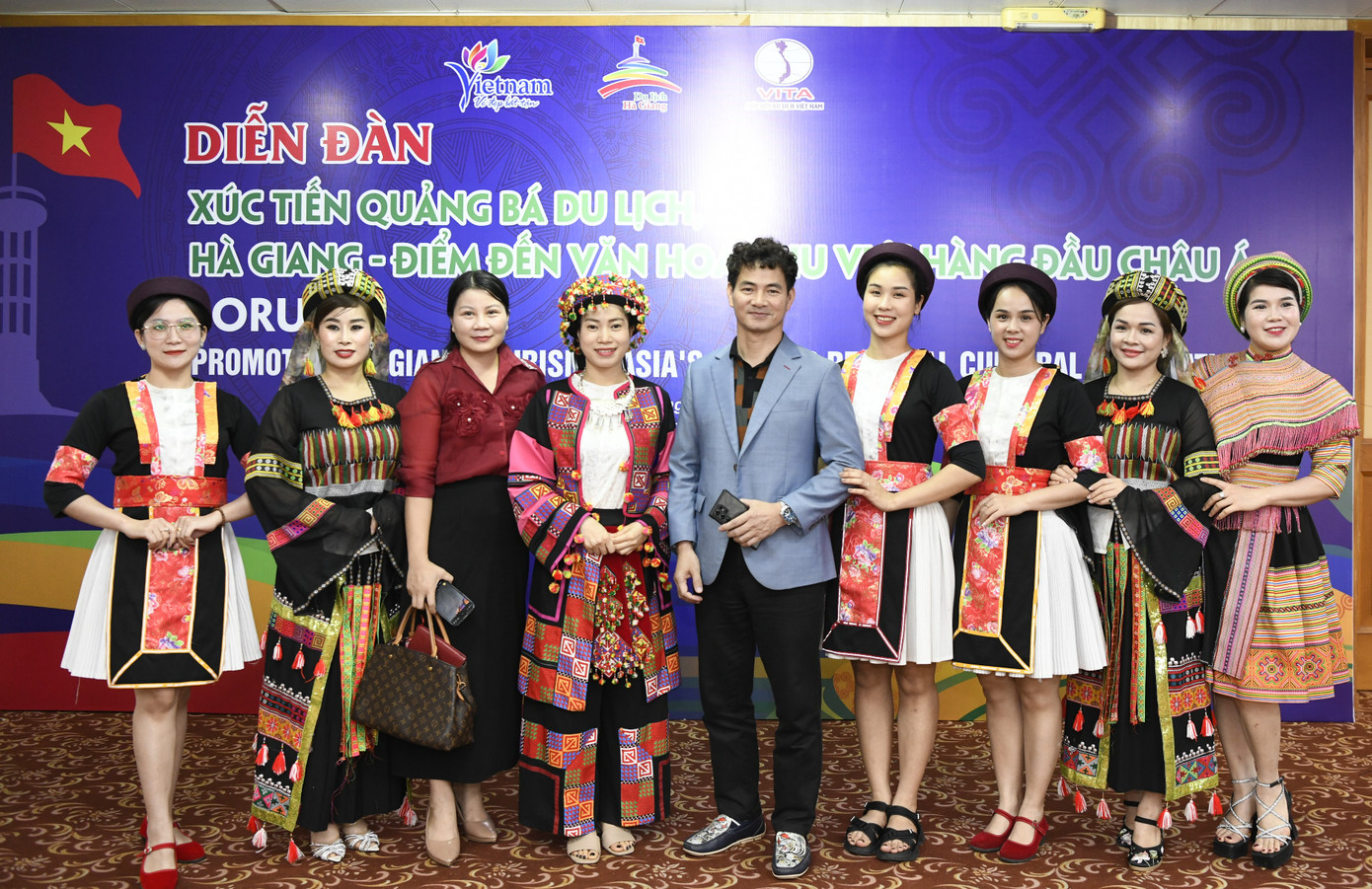 NSND Xuân Bắc truyền cảm hứng tới hàng trăm đại biểu tại diễn đàn quảng bá hình ảnh Hà Giang. Ảnh: Như Ý. NSND Xuân Bắc truyền cảm hứng tới hàng trăm đại biểu tại diễn đàn quảng bá hình ảnh Hà Giang. Ảnh: Như Ý.