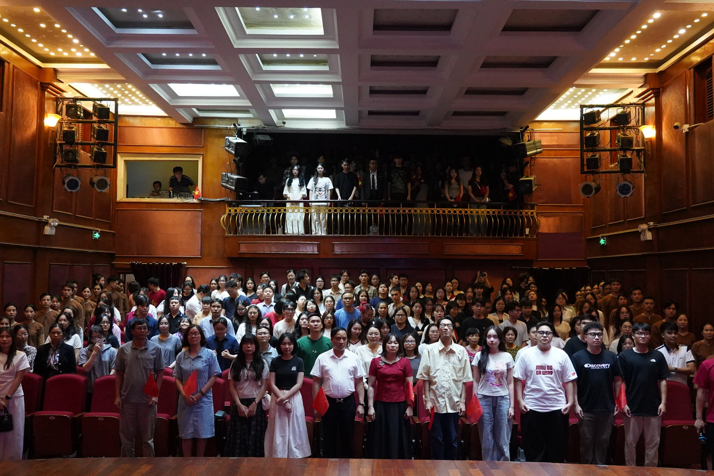 Nhà hát Kịch Việt Nam thu hút ngày càng đông khán giả trẻ.