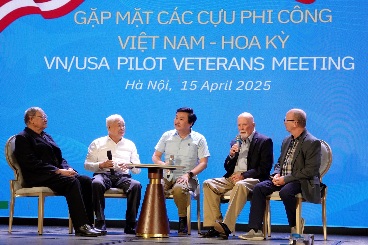 Anh hùng Nguyễn Đình Kiên, Lê Thanh Đạo giải đáp những thắc mắc về trận không chiến năm 1972. Ảnh: Nguyễn Đình Toán