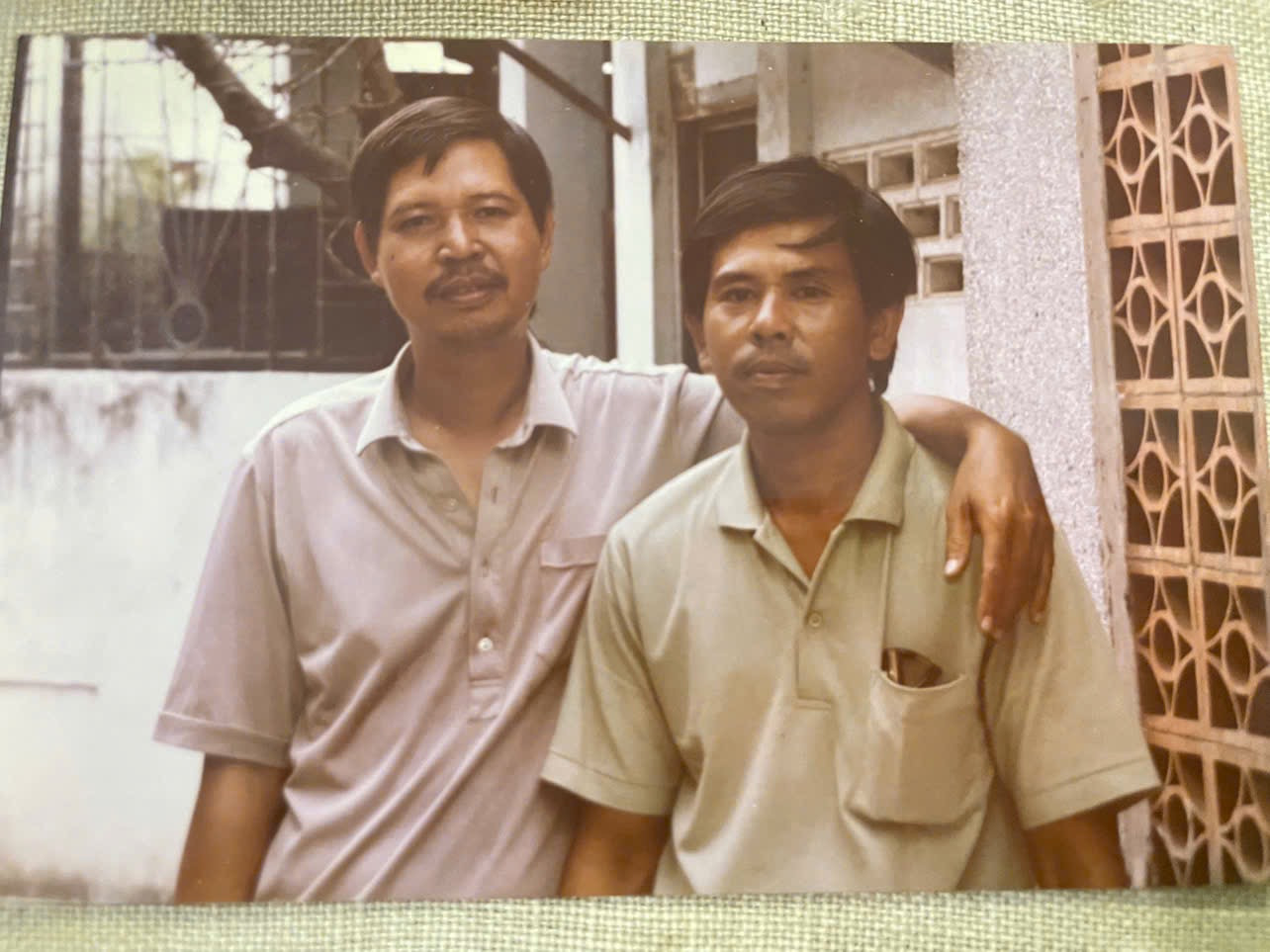 Thanh niên Nghĩa bên bạn bè. Ảnh tư liệu gia đình. Thanh niên Nghĩa bên bạn bè. Ảnh tư liệu gia đình.