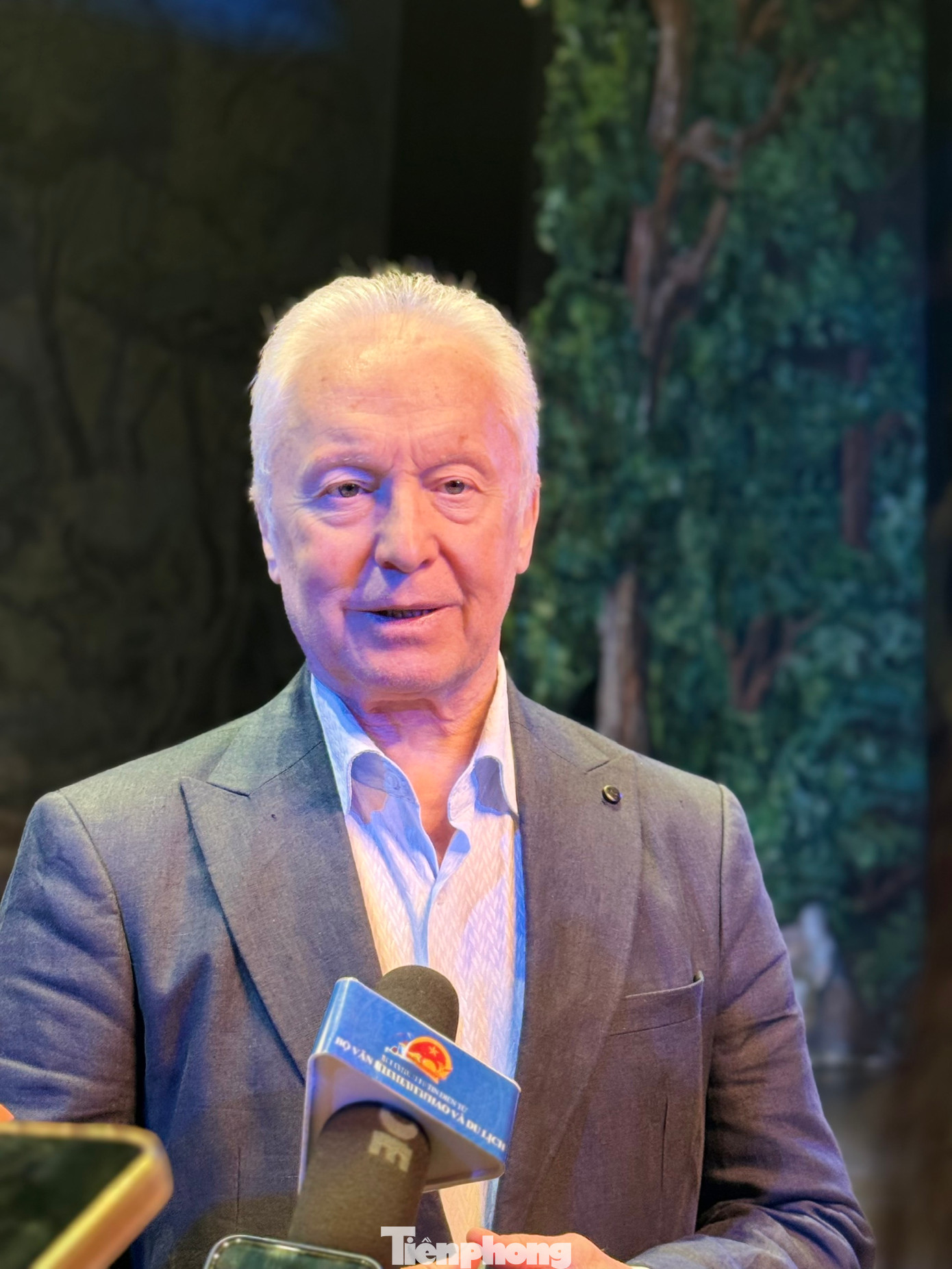 Giám đốc nghệ thuật của Nhà hát ballet quốc gia Mátxcơva Vyacheslav Gordeev rút ngắn thời lượng Hồ thiên nga xuống hơn 2 tiếng.