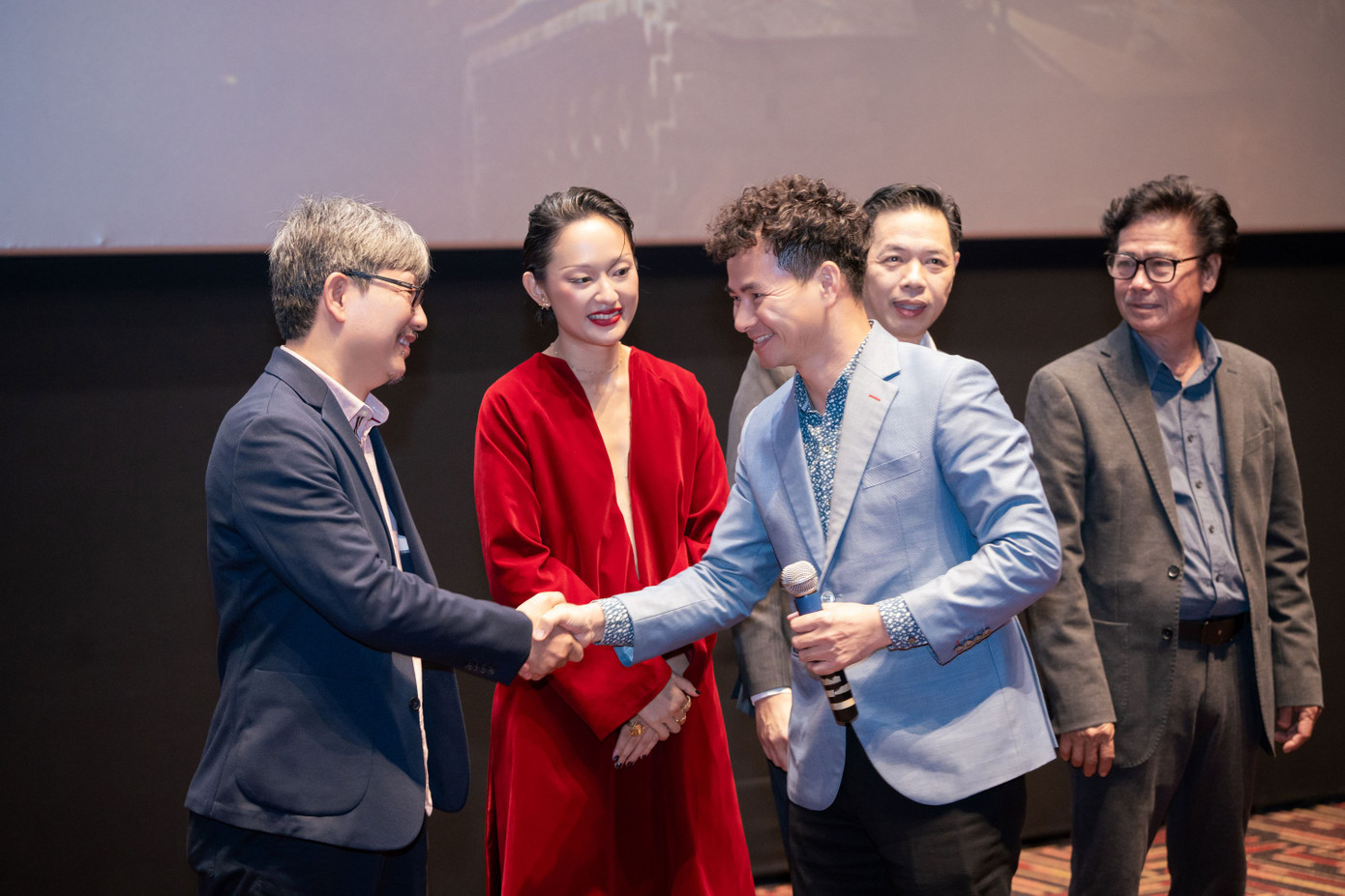 NSND Xuân Bắc - Cục trưởng Cục Nghệ thuật biểu diễn - khẳng định: "Những bộ phim như Địa đạo: Mặt trời trong bóng tối cần thiết vì mang tinh thần giáo dục, đặc biệt trong dịp Kỷ niệm 50 năm Ngày Giải phóng miền Nam, thống nhất đất nước. Chúng ta thấy rõ chủ nghĩa anh hùng cách mạng, lòng yêu nước, sẵn sàng hy sinh nhưng luôn khát khao yêu thương bên trong mỗi chiến sĩ. Tôi mong khán giả không bỏ qua bộ phim này, đặc biệt là các bạn trẻ". Người đưa Xuân Bắc lên phim ảnh đầu tiên chính là đạo diễn Bùi Thạc Chuyên với 12A và 4H. NSND Xuân Bắc - Cục trưởng Cục Nghệ thuật biểu diễn - khẳng định: "Những bộ phim như Địa đạo: Mặt trời trong bóng tối cần thiết vì mang tinh thần giáo dục, đặc biệt trong dịp Kỷ niệm 50 năm Ngày Giải phóng miền Nam, thống nhất đất nước. Chúng ta thấy rõ chủ nghĩa anh hùng cách mạng, lòng yêu nước, sẵn sàng hy sinh nhưng luôn khát khao yêu thương bên trong mỗi chiến sĩ. Tôi mong khán giả không bỏ qua bộ phim này, đặc biệt là các bạn trẻ". Người đưa Xuân Bắc lên phim ảnh đầu tiên chính là đạo diễn Bùi Thạc Chuyên với 12A và 4H.