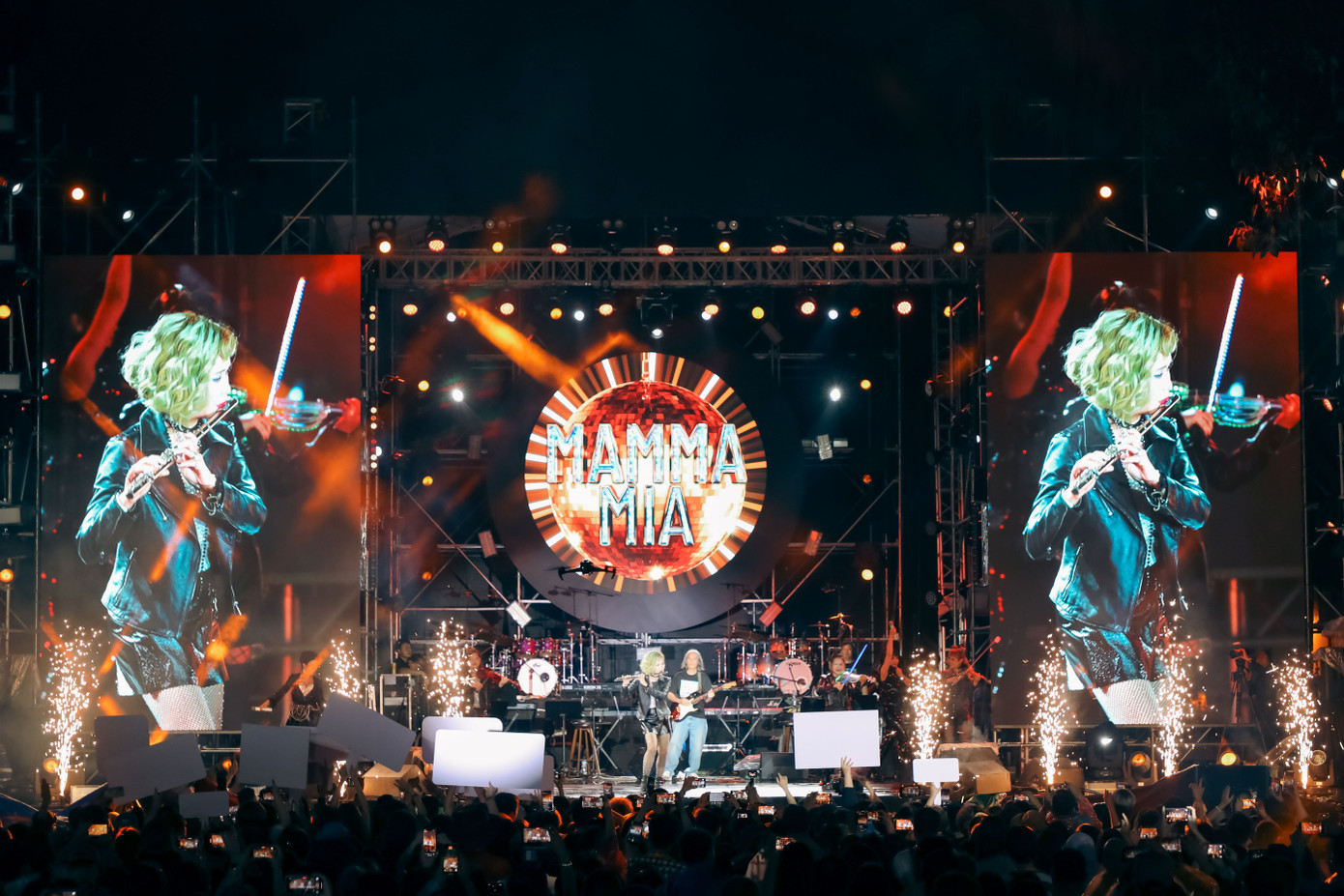 Đêm nhạc quy tụ nhiều nghệ sĩ như Thanh Lam, Bằng Kiều, Thùy Dung, Thanh Tâm, Thảo Vân, Đinh Lan Hương, Long Vũ, Tùng John, Liên Trịnh,...