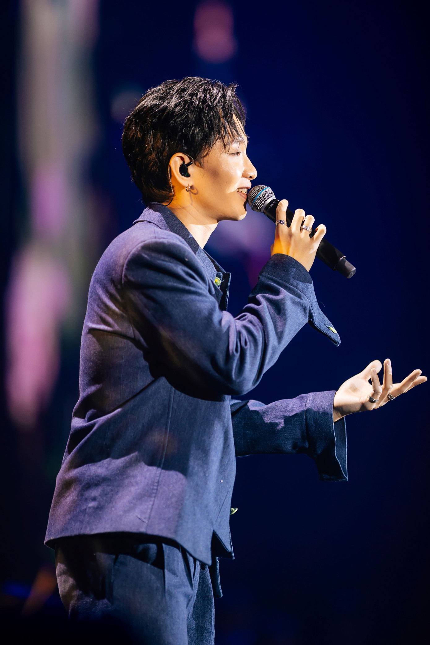 Hoàng Dũng lần đầu tiên kết hợp cùng Phan Mạnh Quỳnh trong bản mashup Sao cha không - Đi đâu để thấy hoa bay - hai ca khúc lần lượt do Phan Mạnh Quỳnh và Hoàng Dũng sáng tác. Hoàng Dũng nói rằng những sáng tác của Phan Mạnh Quỳnh luôn khiến anh cảm thấy mình cần phải cố gắng hơn. Phan Mạnh Quỳnh khen ca từ, giai điệu của Hoàng Dũng quá tinh tế, mang đến màu sắc và không khí lãng mạn cho concert Chuyến tàu: Mùa xuân. Sau khi dành cho nhau những lời có cánh, cả hai hòa giọng Nàng thơ. Dũng nói vui rất muốn hát nhiều ca khúc khác nhưng chỉ được giao solo Khi người mình yêu khóc và Nhạt của Phan Mạnh Quỳnh.