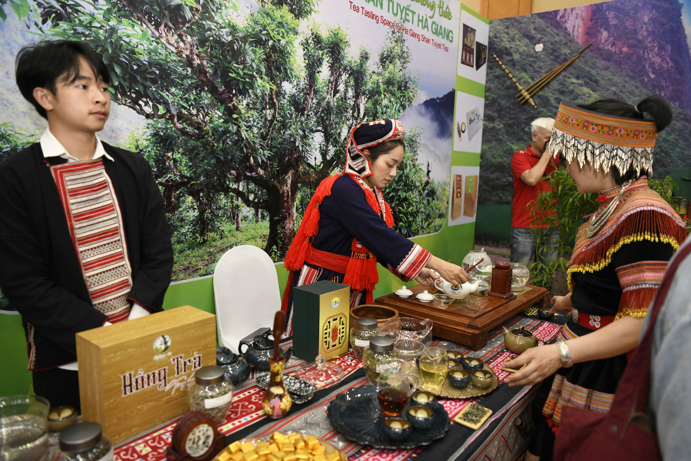 NSND Xuân Bắc truyền cảm hứng tới hàng trăm đại biểu tại diễn đàn quảng bá hình ảnh Hà Giang. Ảnh: Như Ý. NSND Xuân Bắc truyền cảm hứng tới hàng trăm đại biểu tại diễn đàn quảng bá hình ảnh Hà Giang. Ảnh: Như Ý.