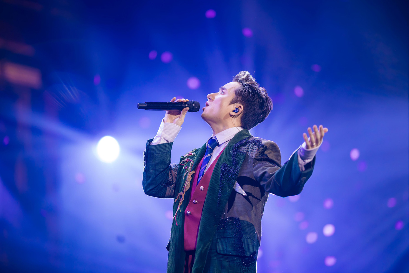 Mở đầu Chuyến tàu: Mùa Xuân với Ngày chưa giông bão - ca khúc nhạc phim Người bất tử - Phan Mạnh Quỳnh gửi lời chào và cảm ơn khán giả Hà Nội. Anh bung giọng với một loạt hit: Ai cũng có ngày xưa, Con tim tan vỡ, Từ đó - Tôi chỉ muốn nói - Hà Lan (nhạc phim Mắt biếc). Khán giả cũng nghe lại những ca khúc khi Phan Mạnh Quỳnh mới bước vào nghiệp sáng tác như Anh ghét em làm bạn - Em chưa từng biết - Góc khuất sau hạnh phúc - Lời từ trái tim anh.