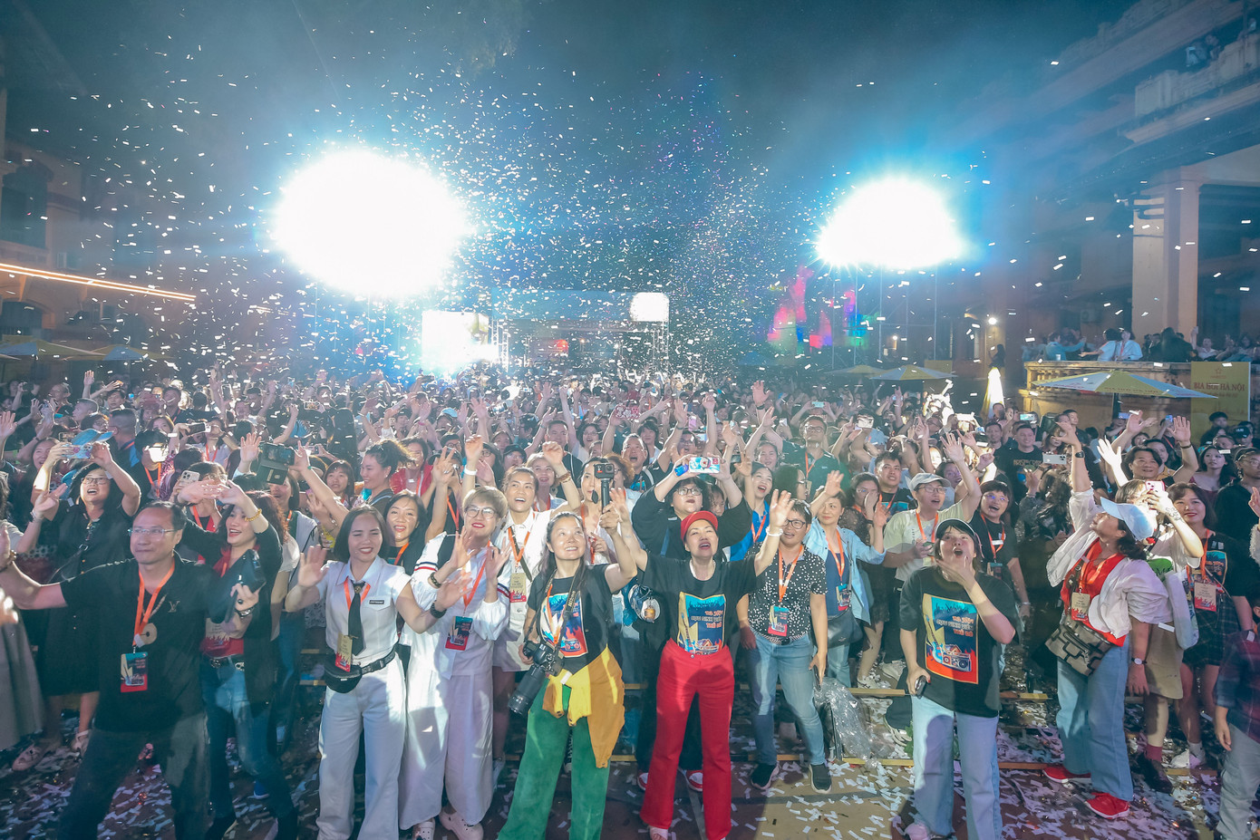 Những lon bia mát lạnh của nhà tài trợ Bia Hơi Hà Nội như tiếp thêm sự hào hứng cho khán giả.