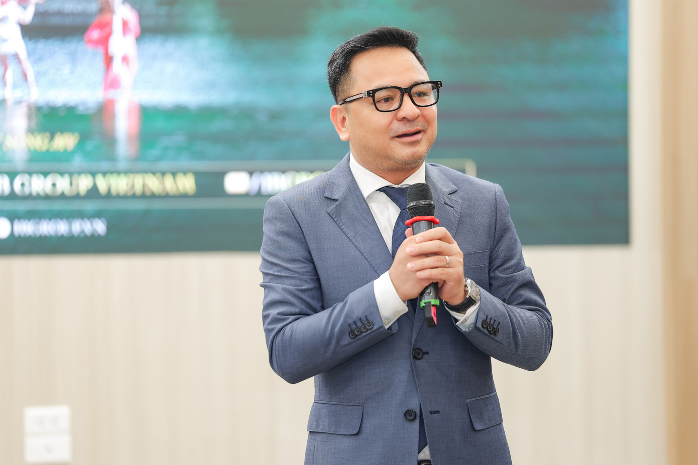 Giám đốc sản xuất MV Nguyễn Thùy Dương chia sẻ hậu trường một ngày ghi hình gấp rút với nhóm Bond.