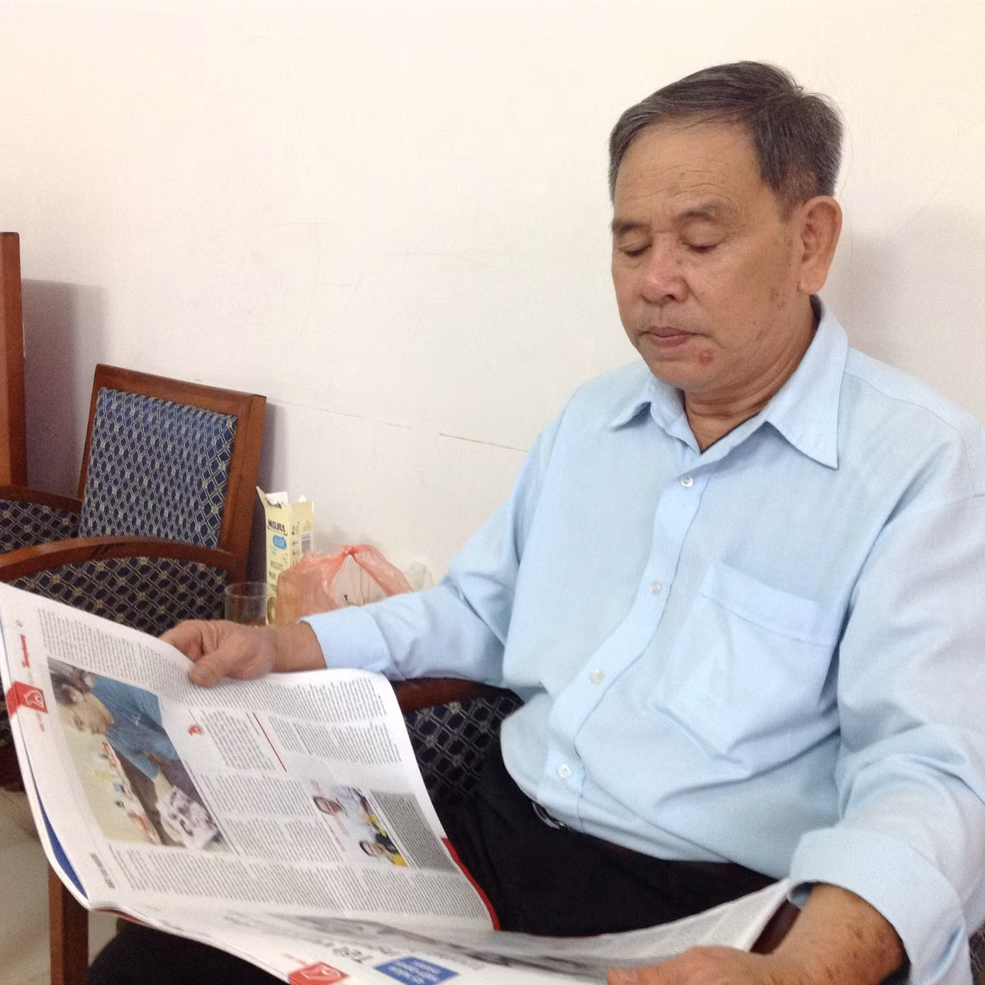 Ông Nghĩa tại Ban đại diện báo Tiền Phong, TP Hồ Chí Minh 22/6/2017 (trái) và Quảng Trị tháng 1/2018 đọc bài viết về mình: Tết vui của người lính Sài Gòn trong ảnh Hai người lính.