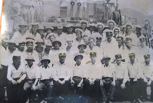 Tháng Tư năm 1979, phục vụ chiến đấu tại Biển Đông , Việt Nam, cảng Cam Ranh . Thủy thủ đoàn cùng các thủy thủ Việt Nam. Hàng thứ nhất các sỹ quan, trái sang phải: đại diện phòng Chính trị căn cứ hải quân Strelok trung tá hải quân...?..., thuyền trưởng đại úy hải quân Zabekin R.V., phó thuyền trưởng về chính trị trung úy Modeev I.А, tiểu đoàn trưởng tiểu đoàn quét mìn 646 lữ đoàn tàu bảo vệ lãnh hải 45 thiếu tá hải quân Kharlamovitch V.V., trợ lý thuyền trưởng thượng úy Isaev O.V., hàng thứ hai trưởng ngành 2-3 trung úy Shumnyi N.А., trưởng ngành 1-4-VTDT trung úy Kulitchenko N.L. (lưu trữ của trung sỹ hải quân về hưu Оvsiankin V.А.)