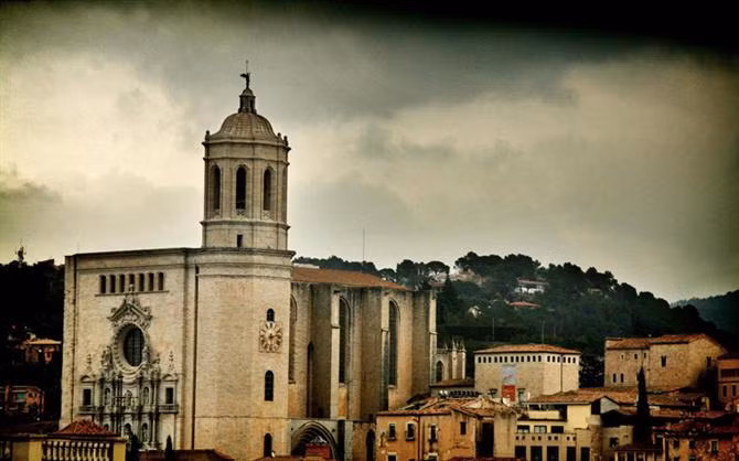 Nhà thờ là một trong những điểm đến nổi tiếng ở Girona