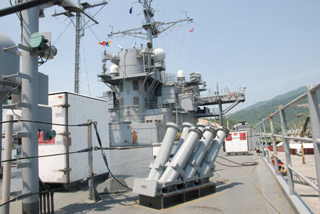 Cụm phóng Mk-36 (mỗi cụm 6 ống phóng) tên lửa nhử mồi SRBOC