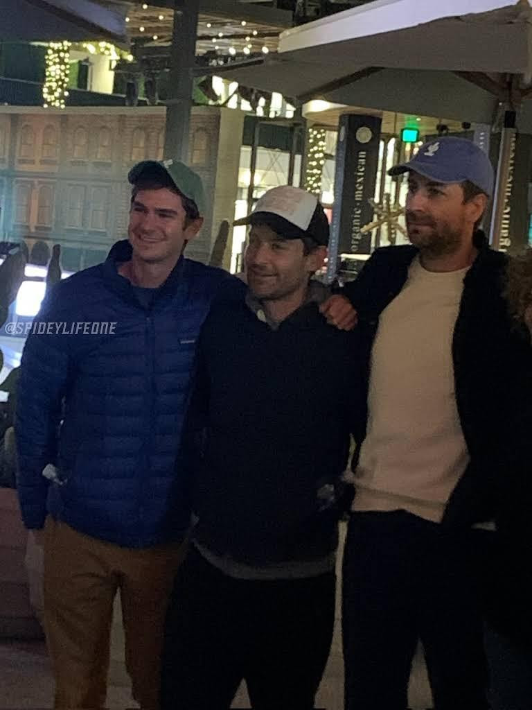 "Em út" thì bảnh bao trên thảm đỏ, 2 "anh lớn" thì... thậm thụt đi cửa sau vào rạp... - Nguồn: Twitter "Em út" thì bảnh bao trên thảm đỏ, 2 "anh lớn" thì... thậm thụt đi cửa sau vào rạp... - Nguồn: Twitter