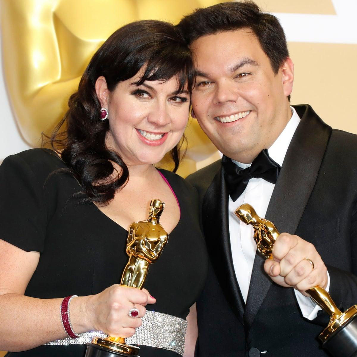 Vợ chồng nhạc sĩ Lopez chính là tác giả của ca khúc "Agatha All Along" nổi tiếng. - Nguồn: The Guardian Vợ chồng nhạc sĩ Lopez chính là tác giả của ca khúc "Agatha All Along" nổi tiếng. - Nguồn: The Guardian