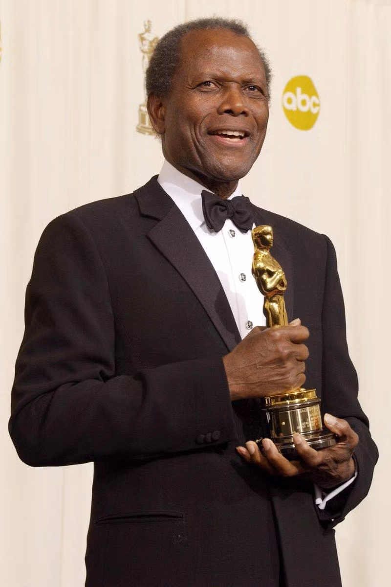Huyền thoại điện ảnh Sidney Poitier hưởng thọ 94 tuổi. - Nguồn: Twitter