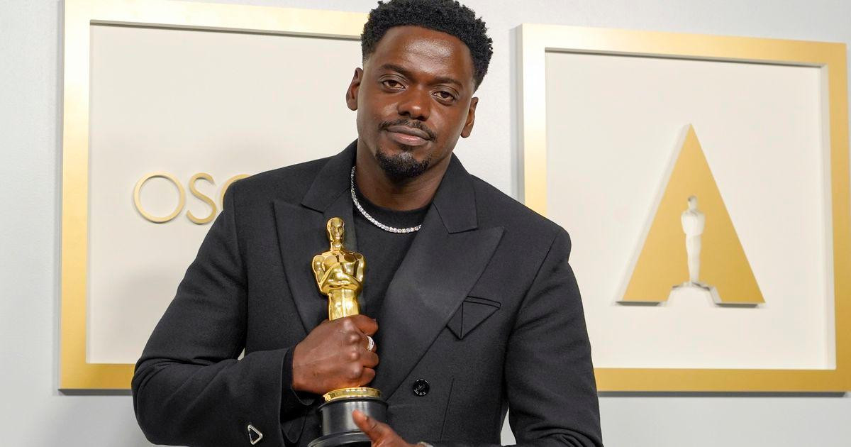 Daniel Kaluuya và tượng vàng đầu tiên trong sự nghiệp. - Nguồn: Fuentitech.com