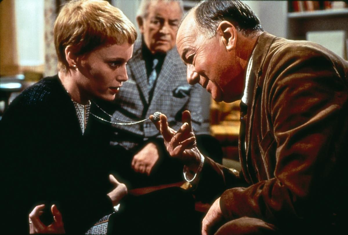 "Rosemary's Baby" từng khiến khán giả lạnh người vì sự đối đãi tốt bụng giả tạo của những người hàng xóm thờ quỷ Satan.