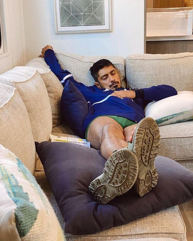 Tenoch Huerta cùng tư thế ngủ trưa "đau lưng" của anh ấy sau hậu trường. Tenoch Huerta cùng tư thế ngủ trưa "đau lưng" của anh ấy sau hậu trường.