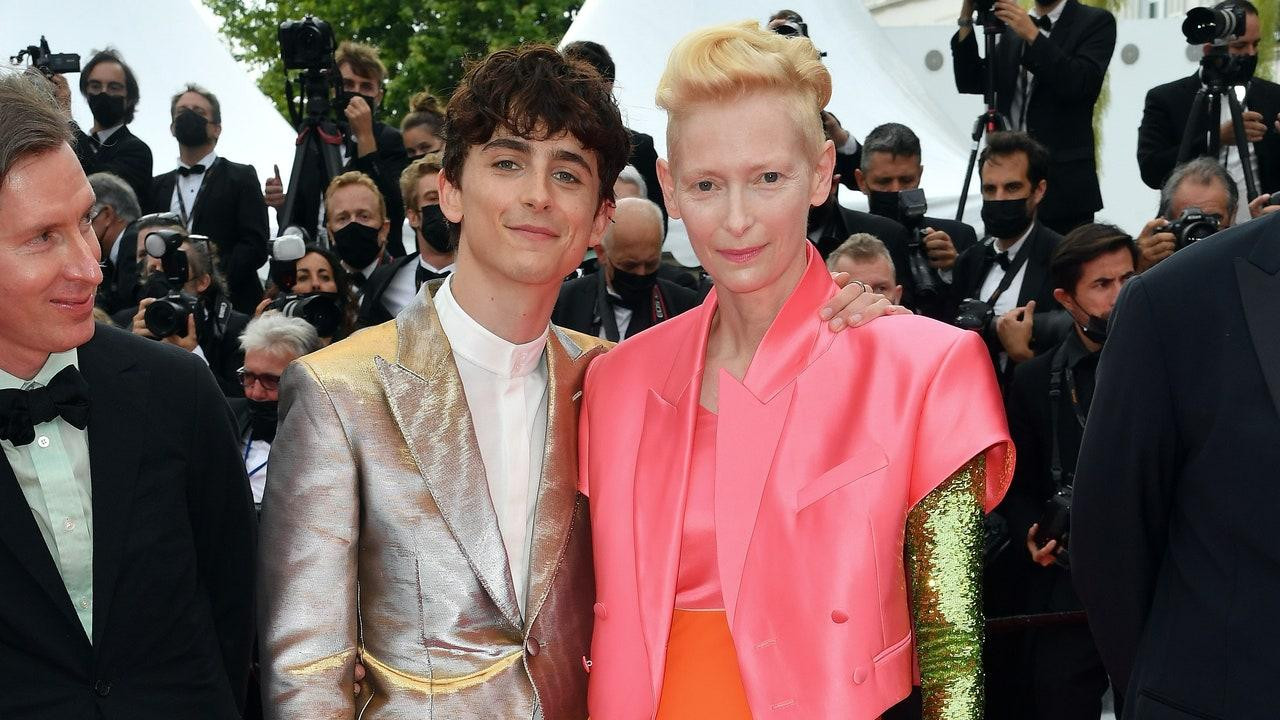 Dính như sam luôn! - Nguồn: Palm Beach Times