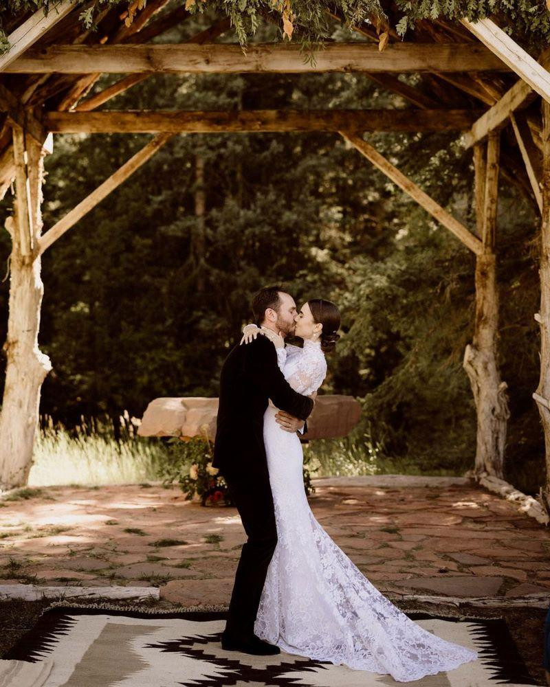 Lễ cưới của vợ chồng Lily Collins diễn ra đơn giản nhưng rất lãng mạn. - Nguồn: People Lễ cưới của vợ chồng Lily Collins diễn ra đơn giản nhưng rất lãng mạn. - Nguồn: People