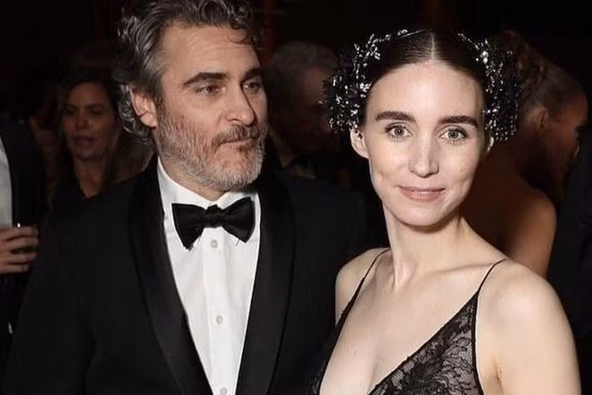 Joaquin Phoenix muốn bạn gái Rooney Mara trở thành "Harley Quinn". Joaquin Phoenix muốn bạn gái Rooney Mara trở thành "Harley Quinn".