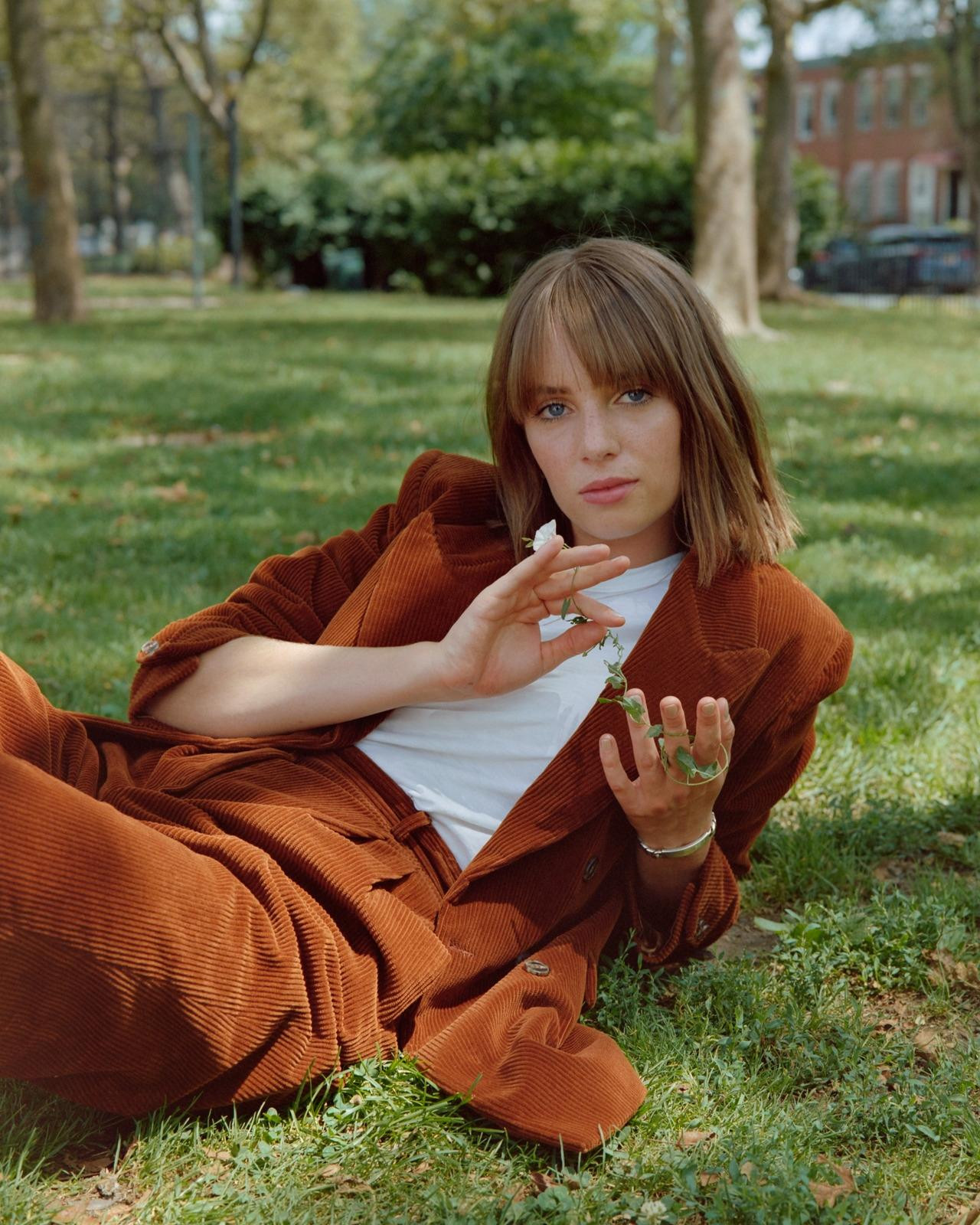 Cô nàng &quot;Robin&quot; Maya Hawke cũng sẽ tham gia bộ phim tiểu sử này.