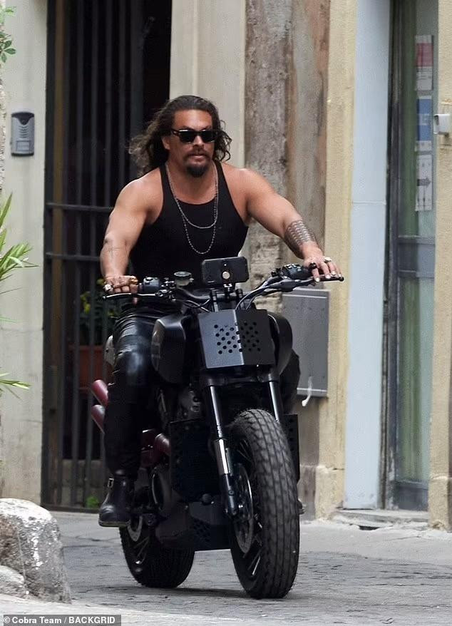 Jason Momoa tại phim trường "Fast & Furious 10". (Nguồn: Backgrid)