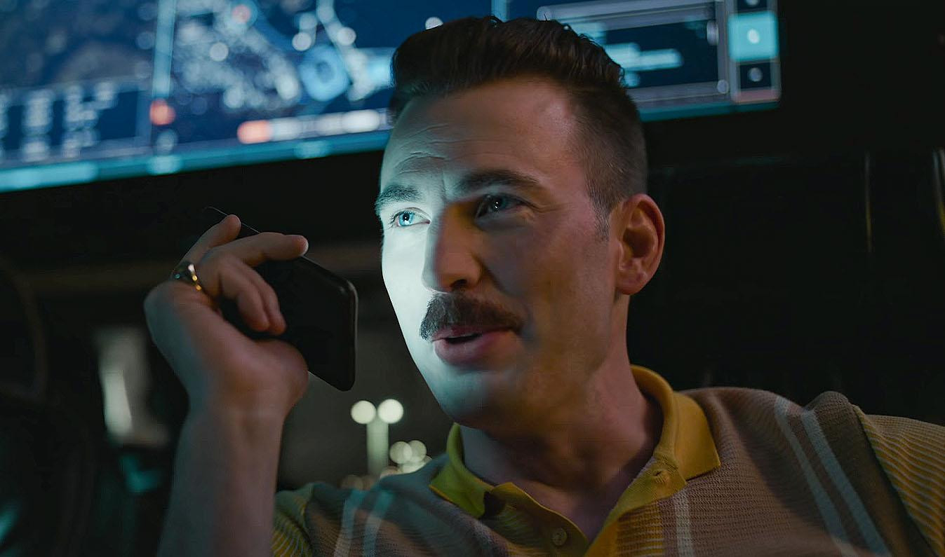 Chris Evans cùng bộ ria "ông chú" lạ lẫm. Chris Evans cùng bộ ria "ông chú" lạ lẫm.