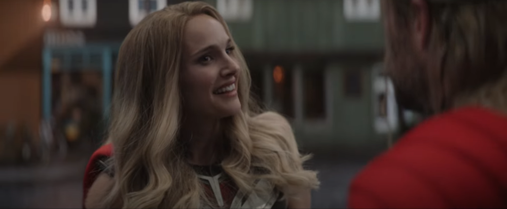 "Thần... đấm" Jane Foster. "Thần... đấm" Jane Foster.