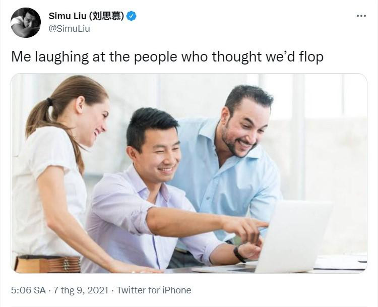 Khi chính chủ đã nhiệt tình chế meme của mình... (tạm dịch: "Tui cười vào mặt những người nghĩ bộ phim sẽ thảm bại.") (Nguồn: Simu Liu Twitter) Khi chính chủ đã nhiệt tình chế meme của mình... (tạm dịch: "Tui cười vào mặt những người nghĩ bộ phim sẽ thảm bại.") (Nguồn: Simu Liu Twitter)