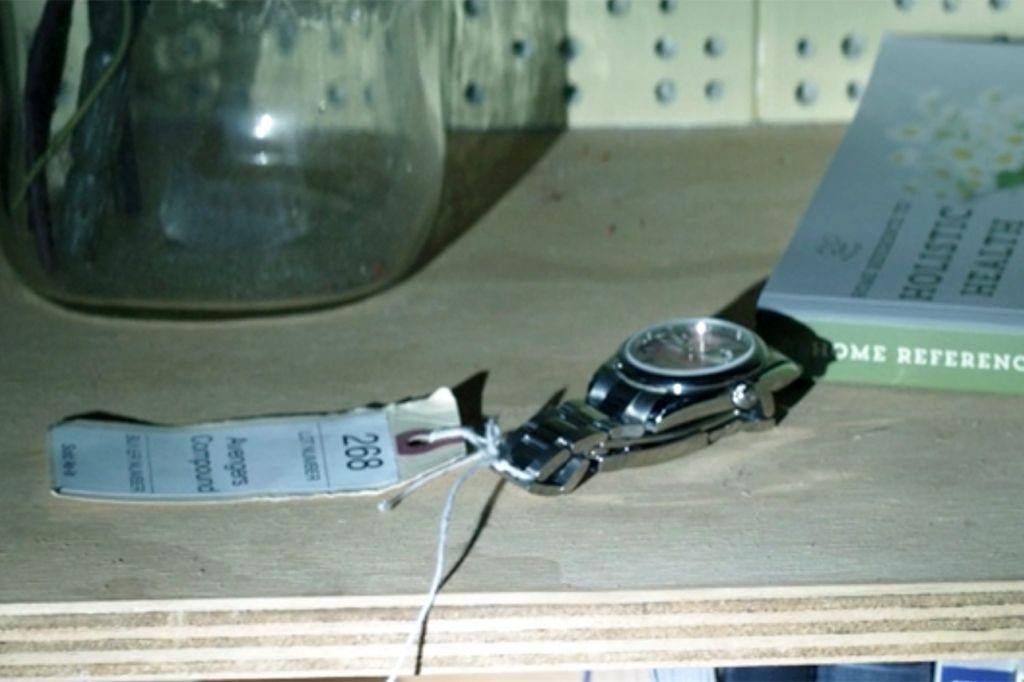 Chiếc đồng hồ bí ẩn này có vai trò gì? - Nguồn: Decider Chiếc đồng hồ bí ẩn này có vai trò gì? - Nguồn: Decider