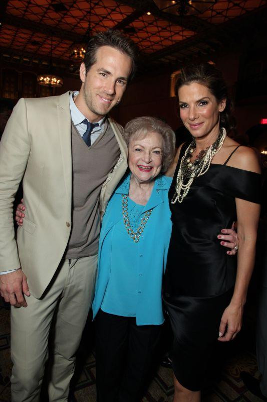 Betty White trong lần hợp tác cùng Ryan Reynolds và Sandra Bullock trong phim "The Proposal". - Nguồn: Wonderwall