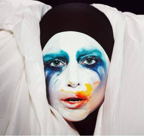 Tạo hình vừa Joker vừa Harley Quinn của Lady Gaga trong “Applause” khiến nhiều người đùa rằng nữ ca sĩ đã tiết lộ vai diễn của mình cách đây tận 9 năm. Tạo hình vừa Joker vừa Harley Quinn của Lady Gaga trong “Applause” khiến nhiều người đùa rằng nữ ca sĩ đã tiết lộ vai diễn của mình cách đây tận 9 năm.