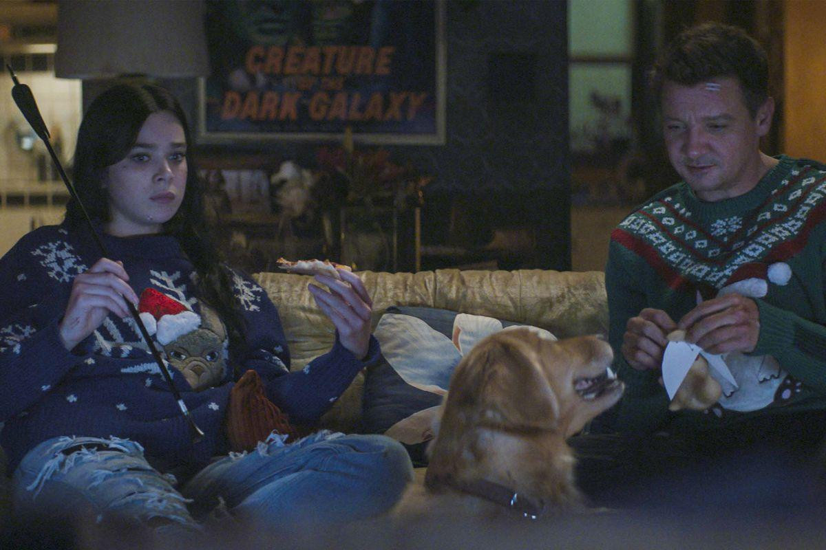 Có một tình bạn "3 người" đáng yêu ngày Giáng sinh giữa "đại boss" và 2 "con sen" Hawkeye. - Nguồn: The Ringer Có một tình bạn "3 người" đáng yêu ngày Giáng sinh giữa "đại boss" và 2 "con sen" Hawkeye. - Nguồn: The Ringer