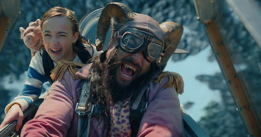 Từ bỏ hình tượng bụi bặm nam tính, Jason Momoa trở thành "hướng dẫn viên" màu mè, nhí nhảnh tại vùng đất mộng mơ. (Nguồn: Internet)