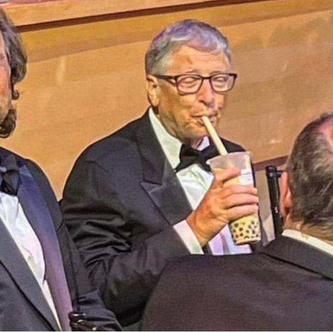 "Bill Gates uống trà sữa trân châu" quả là khoảnh khắc khiến nhiều người cười xỉu.