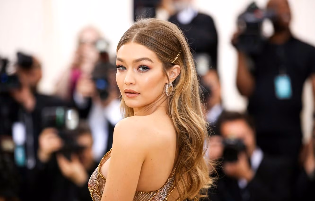 Gigi Hadid có đủ "quyền năng" để khiến Leonardo DiCaprio say đắm dù cô đã 27 tuổi?