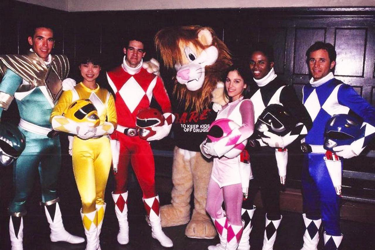 Jason David Frank bên cạnh Thùy Trang cùng cách thành viên của "Mighty Morphin Power Rangers" đã tạo nên một tuổi thơ đầy màu sắc của nhiều thế hệ. Jason David Frank bên cạnh Thùy Trang cùng cách thành viên của "Mighty Morphin Power Rangers" đã tạo nên một tuổi thơ đầy màu sắc của nhiều thế hệ.