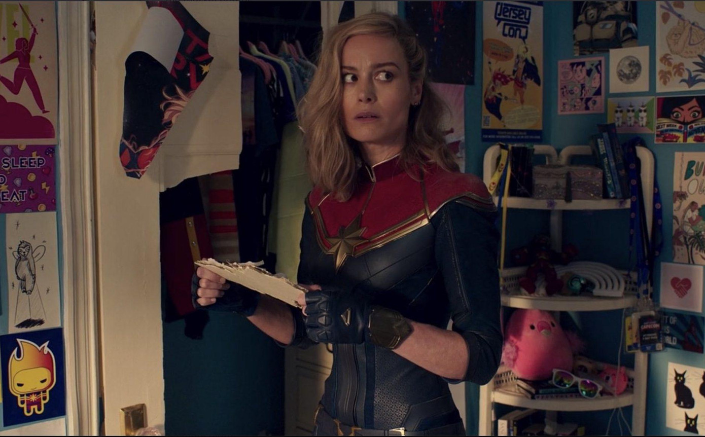 Captain Marvel bối rối khi bị chiếc vòng tay đưa thẳng từ vũ trụ về căn phòng ngủ của Kamala.