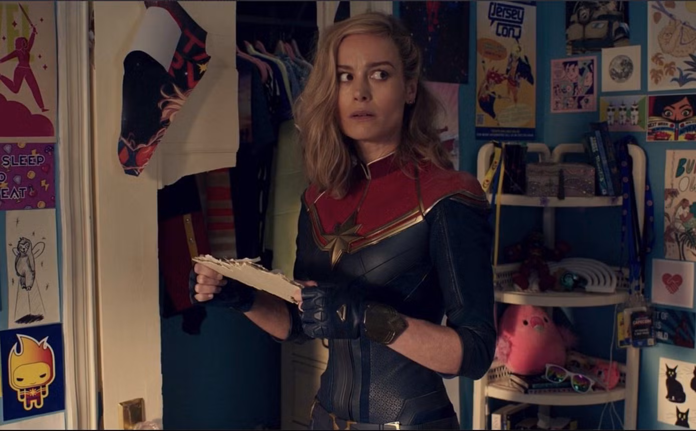 Captain Marvel bối rối khi bị chiếc vòng tay đưa thẳng từ vũ trụ về căn phòng ngủ của Kamala.
