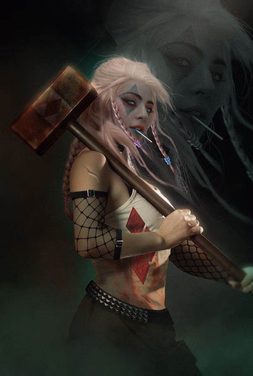Lady Gaga trong tạo hình Harley Quinn do một fan phát họa. Lady Gaga trong tạo hình Harley Quinn do một fan phát họa.
