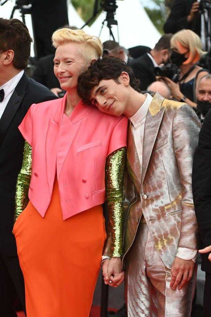 "Nữ hoàng" Tilda Swinton và "Hoàng tử" Timothée Chalamet vô cùng thân thiết trên thảm đỏ LHP Cannes. - Nguồn: ELLE