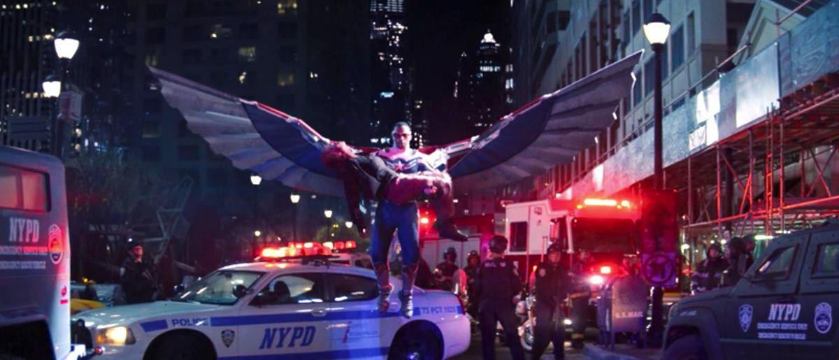 Sam ôm xác của Karli trong tay. - Nguồn: Report Door Sam ôm xác của Karli trong tay. - Nguồn: Report Door