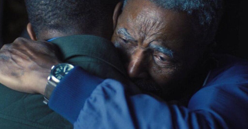 Cái ôm cảm ơn đầy xúc động giữa Isaiah và Sam. - Nguồn: The Tech Tack Cái ôm cảm ơn đầy xúc động giữa Isaiah và Sam. - Nguồn: The Tech Tack