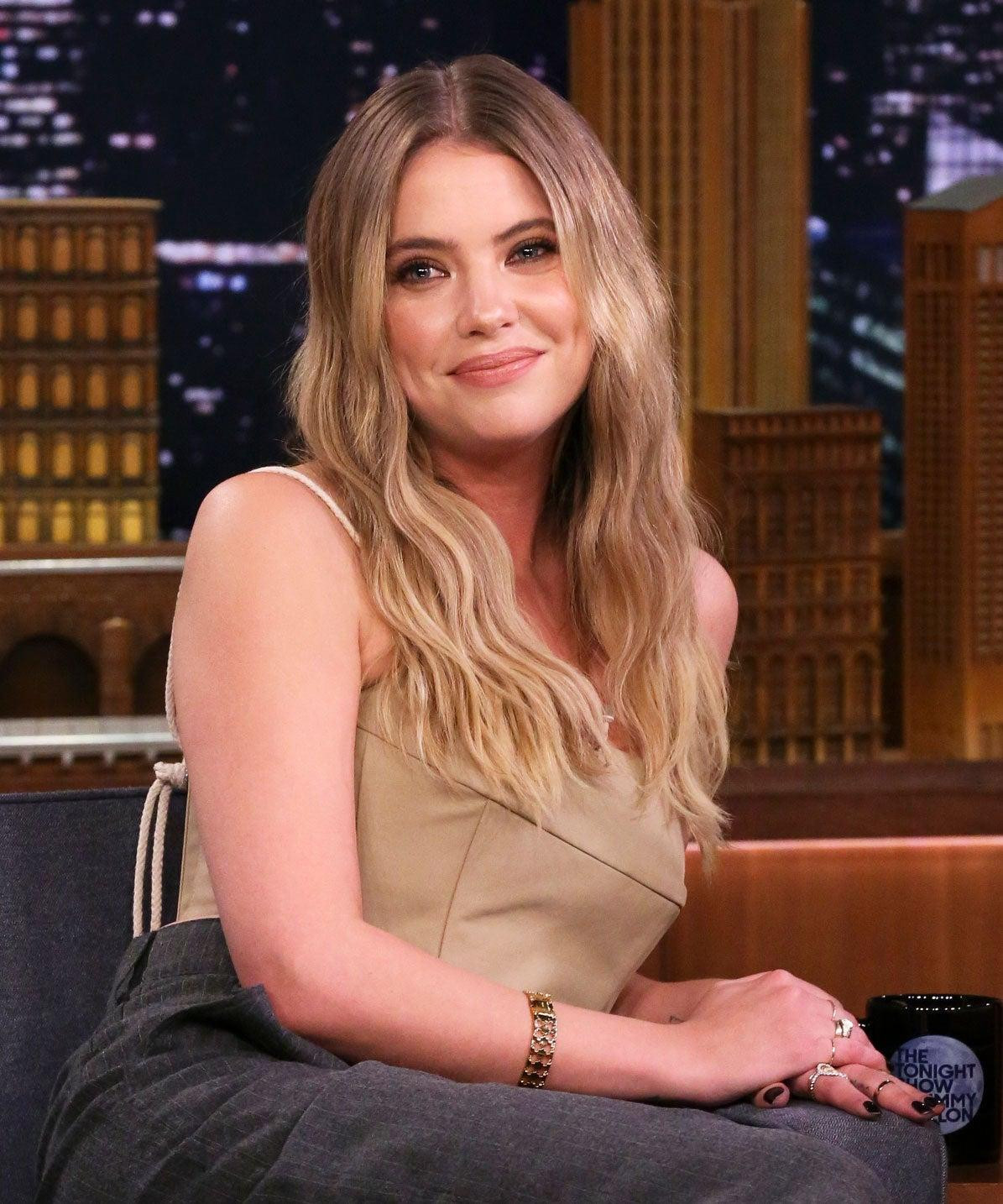 Ashley Benson vui mừng cho chiến thắng của Johnny Depp. Ashley Benson vui mừng cho chiến thắng của Johnny Depp.