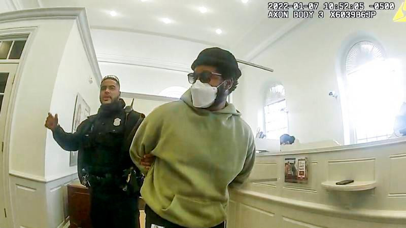 Một hình ảnh được cắt ra từ đoạn băng ghi lại cảnh đạo diễn Ryan Coogler bị cảnh sát bắt vì hiểu lầm. - Nguồn: 1News Một hình ảnh được cắt ra từ đoạn băng ghi lại cảnh đạo diễn Ryan Coogler bị cảnh sát bắt vì hiểu lầm. - Nguồn: 1News