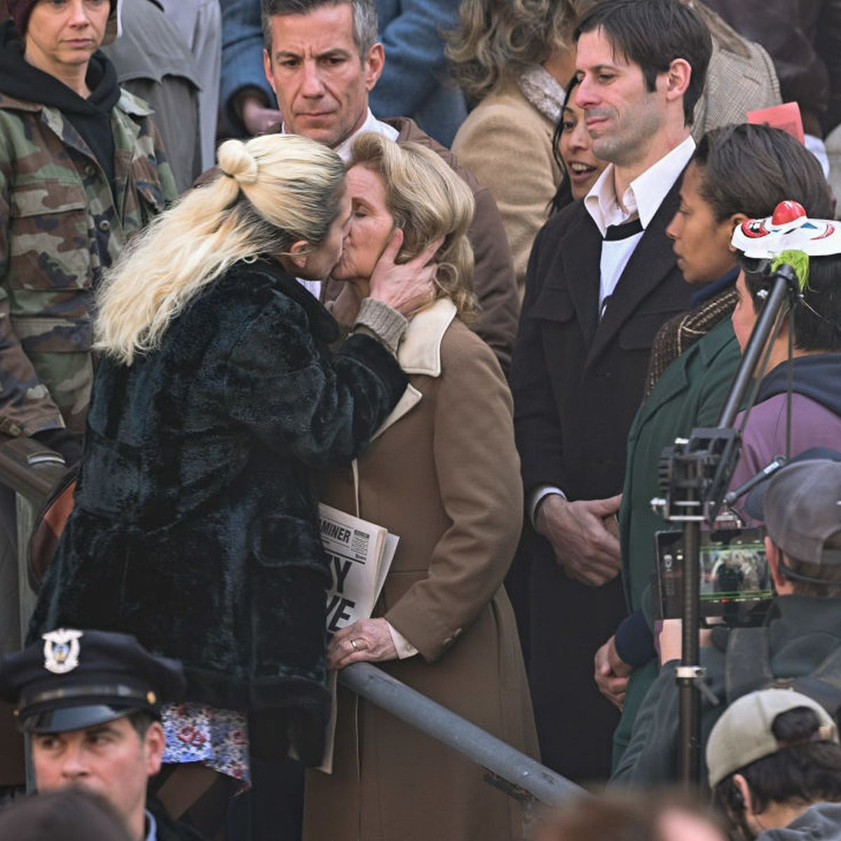 Harley Quinn cưỡng hôn một phụ nữ lớn tuổi.